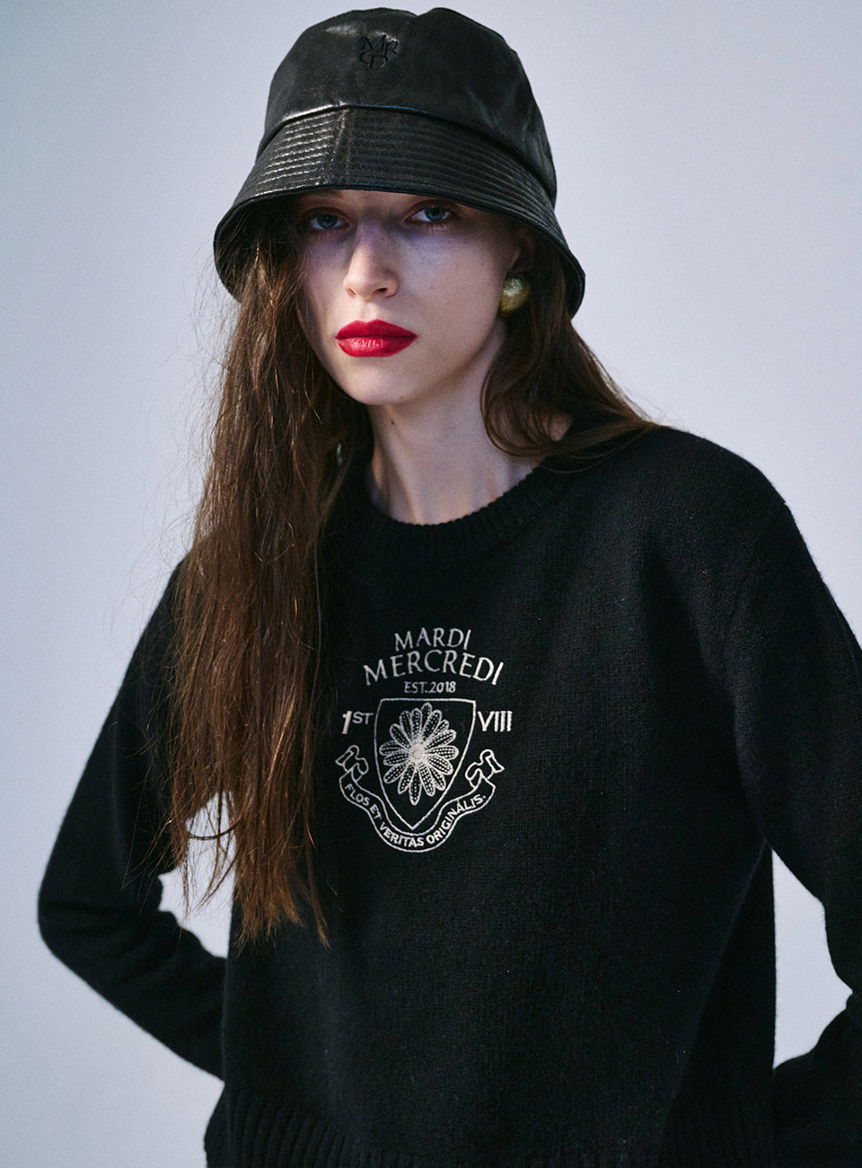 Mardi Mercredi โข Cashmere Cropped Pullover Alumni Small Emblem (Black Beige)