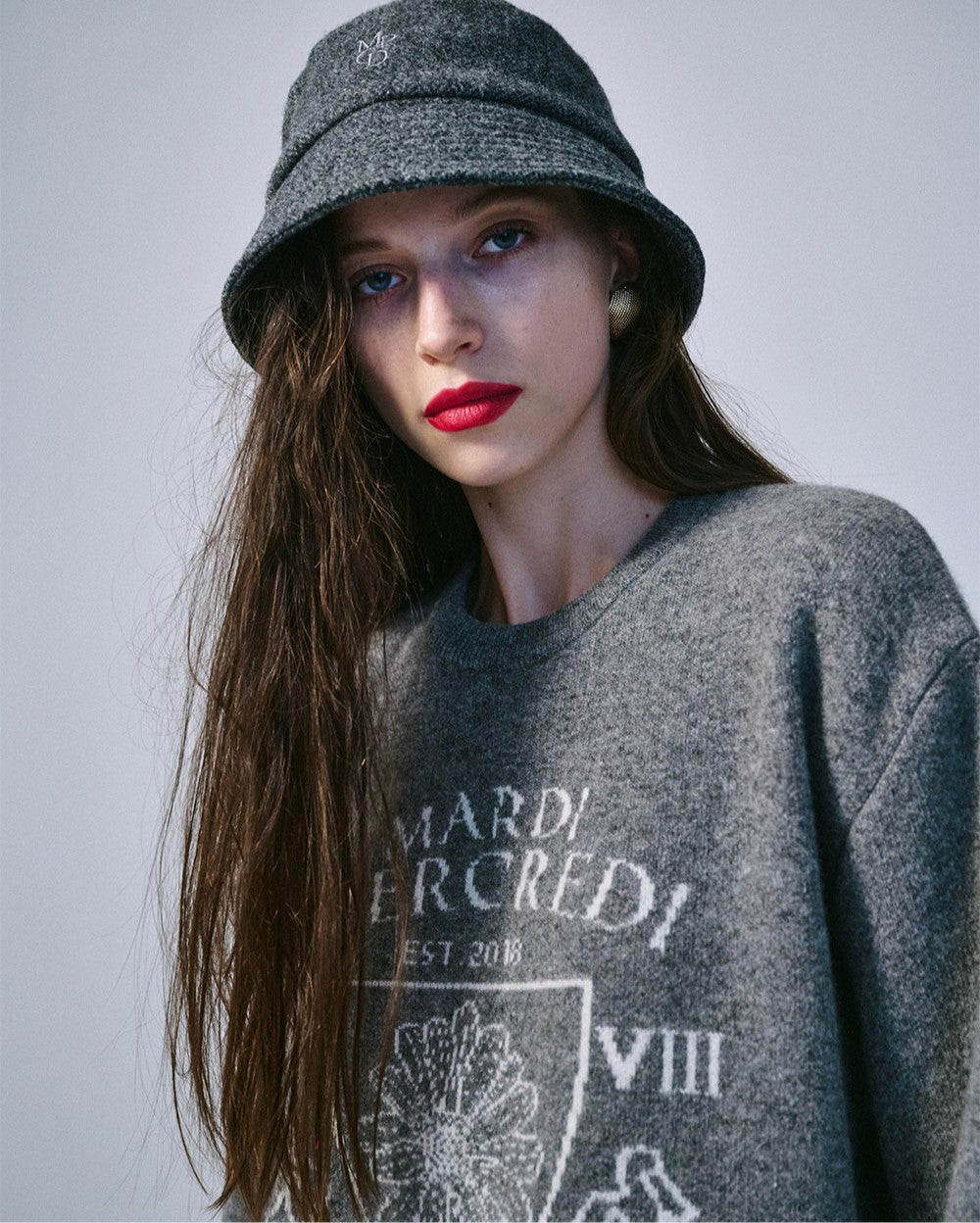 Mardi Mercredi โข Cashmere Blended Pullover Alumni Emblem (Grey Ivory)