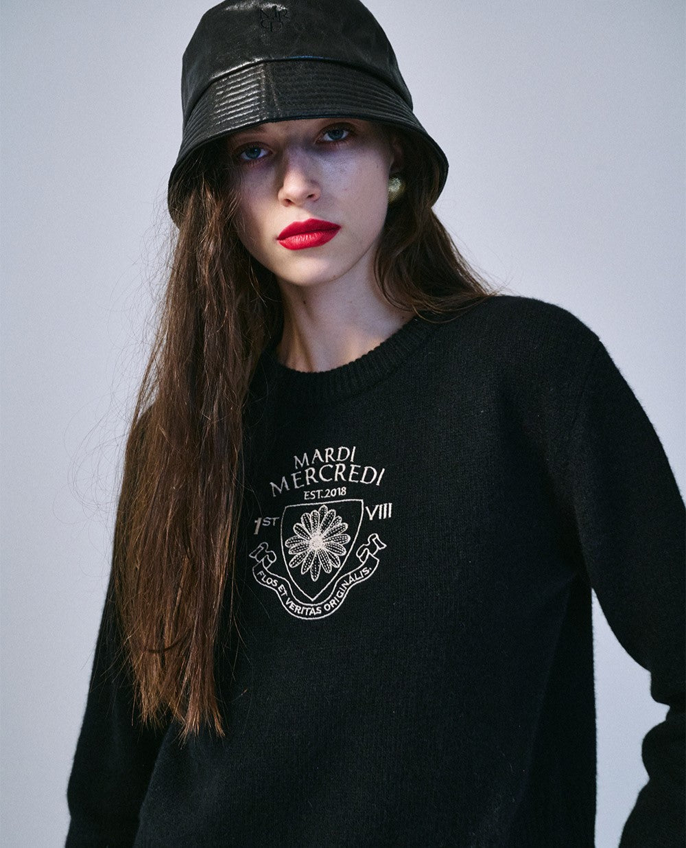 Mardi Mercredi โข Cashmere Cropped Pullover Alumni Small Emblem (Black Beige)