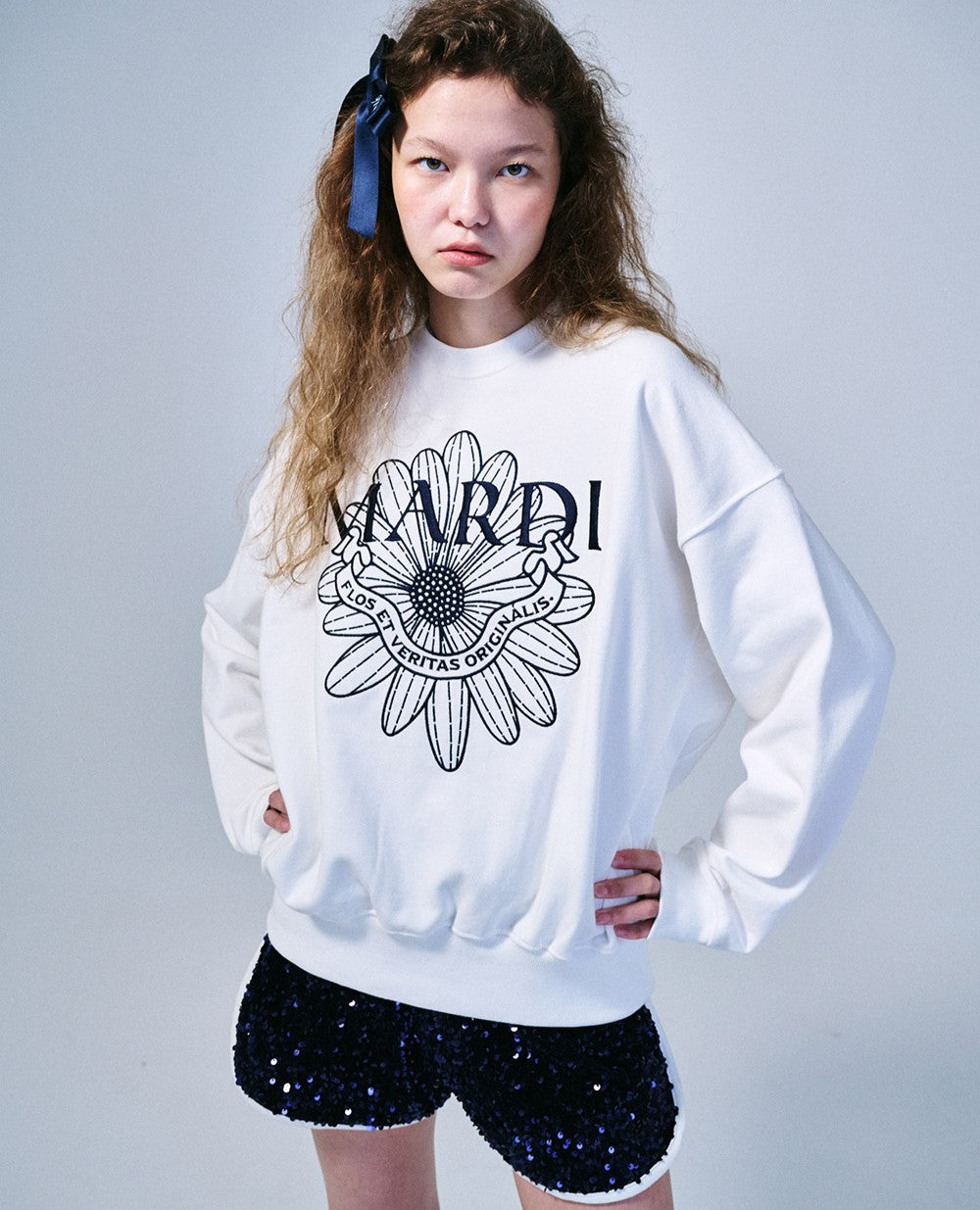 Mardi Mercredi โข Sweatshirt FlowerMardi Alumni Needlework (White Navy)
