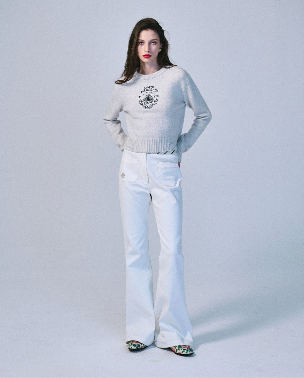 Mardi Mercredi โข Cashmere Cropped Pullover Alumni Small Emblem (White Black)