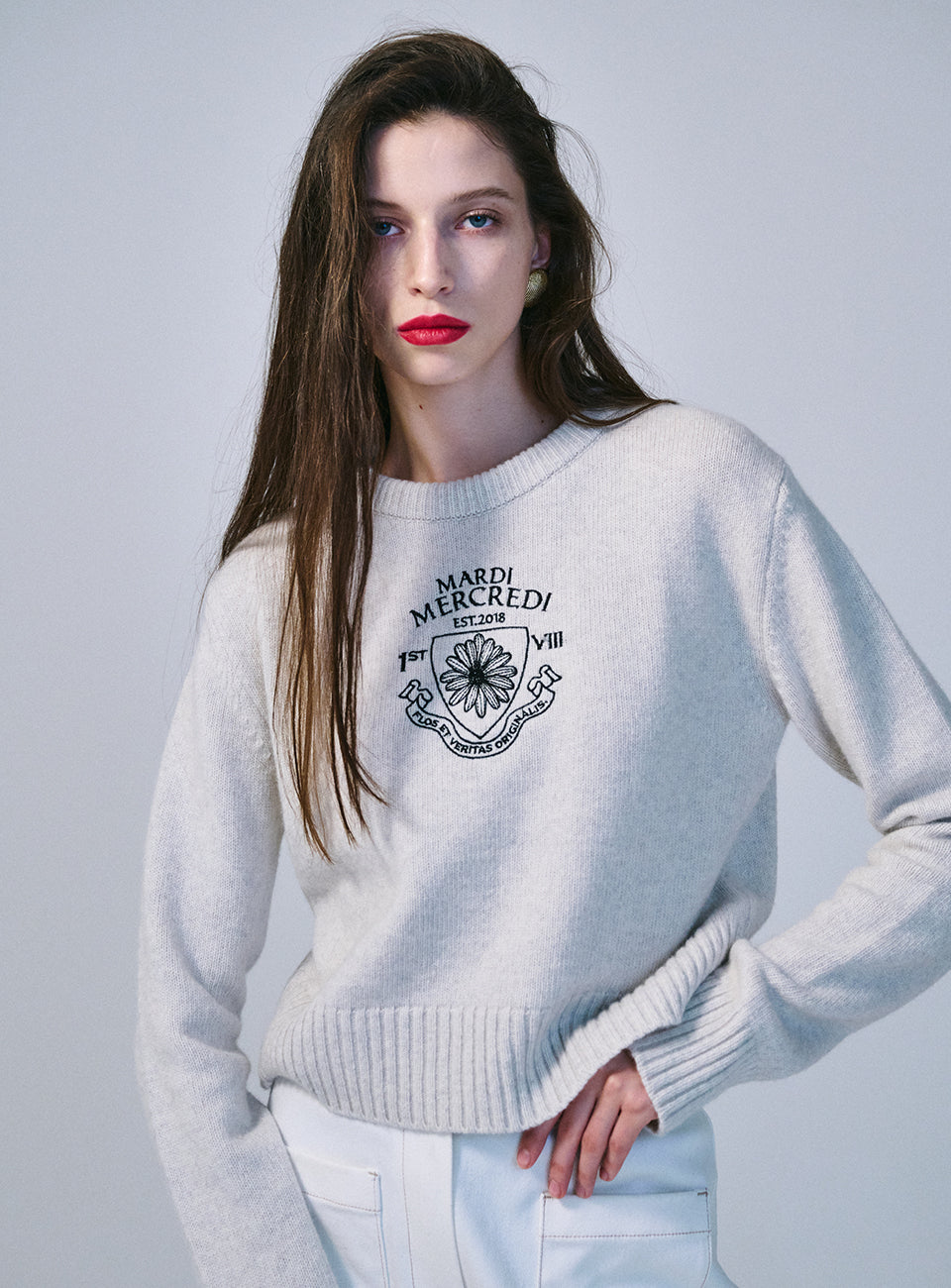 Mardi Mercredi โข Cashmere Cropped Pullover Alumni Small Emblem (White Black)