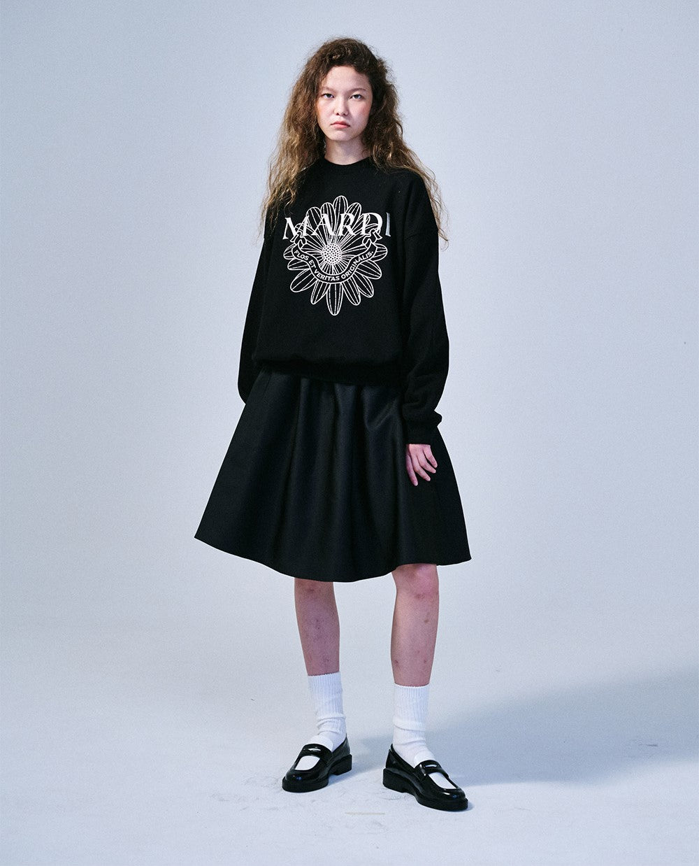 Mardi Mercredi โข Sweatshirt FlowerMardi Alumni Needlework (Black Ivory)
