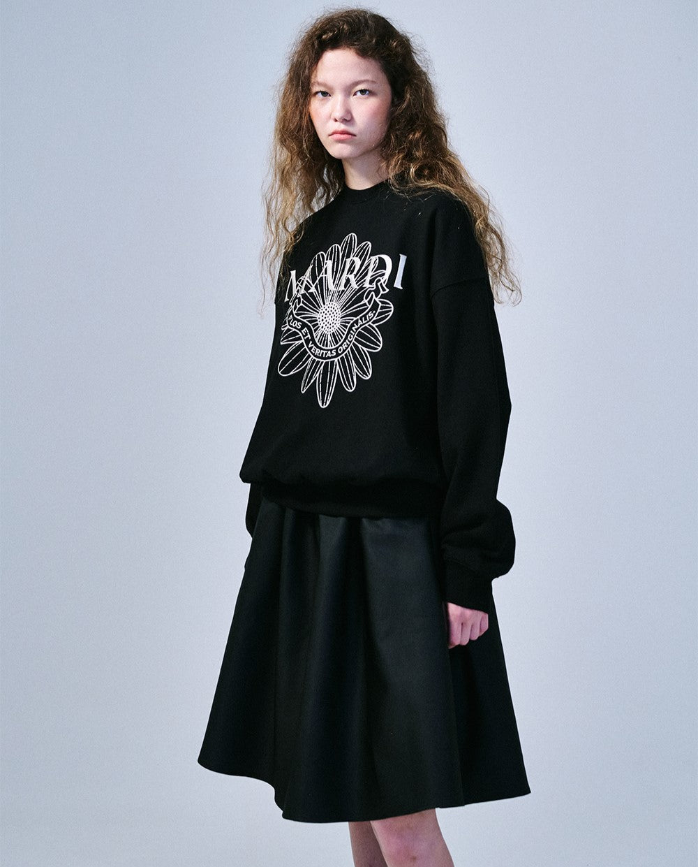 Mardi Mercredi โข Sweatshirt FlowerMardi Alumni Needlework (Black Ivory)