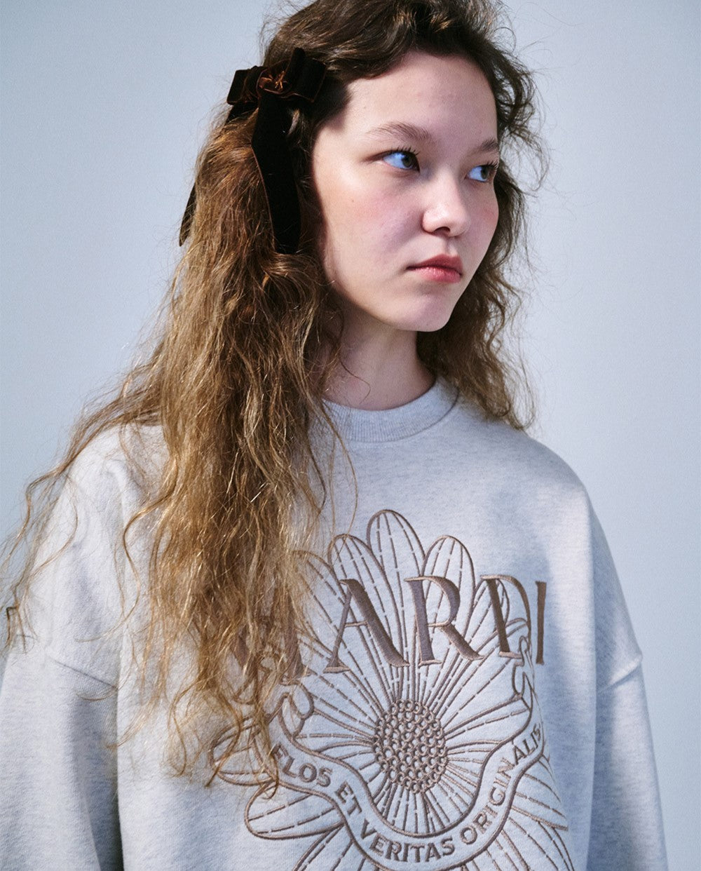 Mardi Mercredi โข Sweatshirt FlowerMardi Alumni Needlework (Oatmeal Taupe)