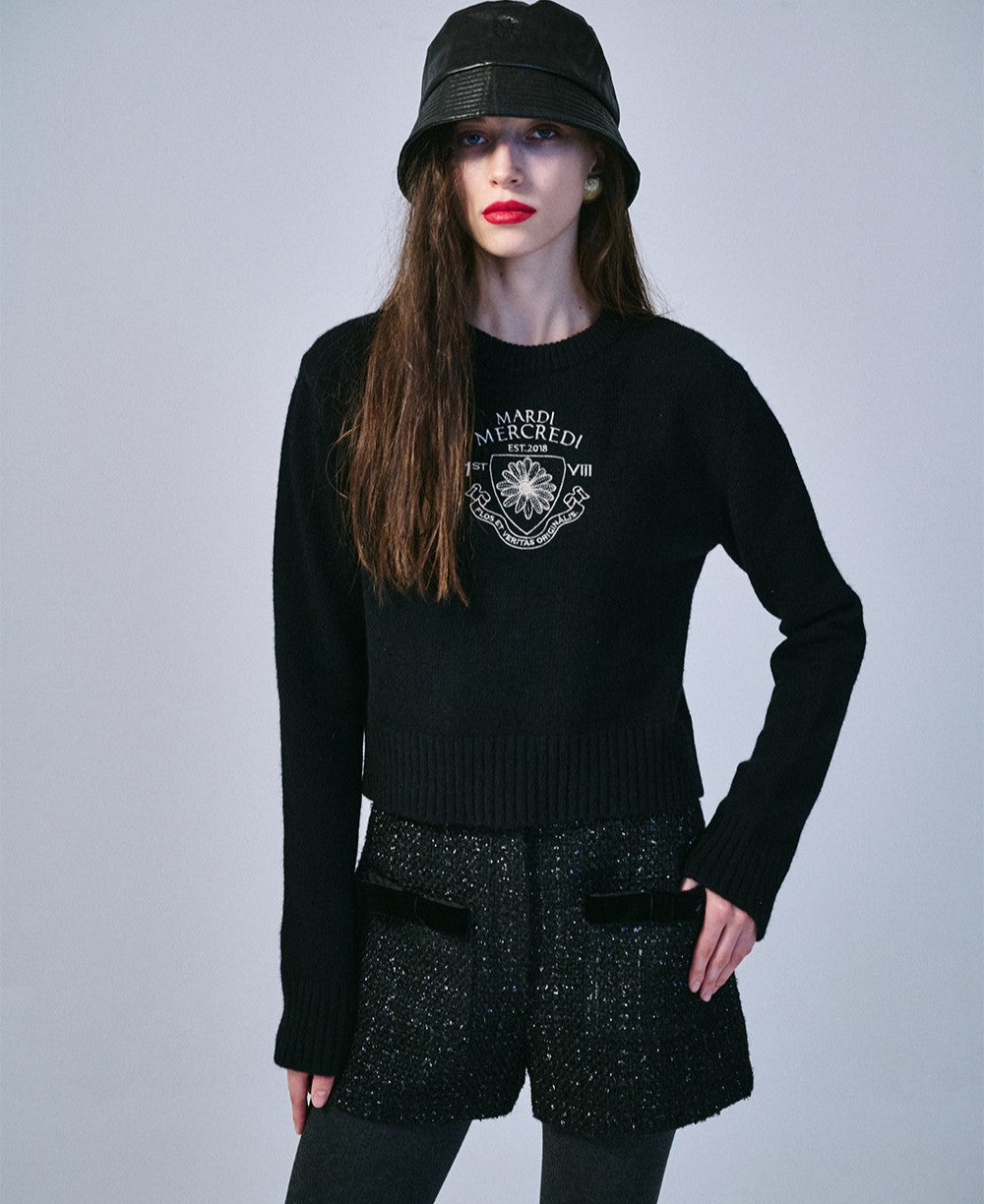 Mardi Mercredi โข Cashmere Cropped Pullover Alumni Small Emblem (Black Beige)