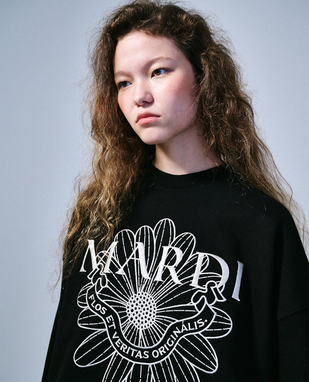 Mardi Mercredi โข Sweatshirt FlowerMardi Alumni Needlework (Black Ivory)