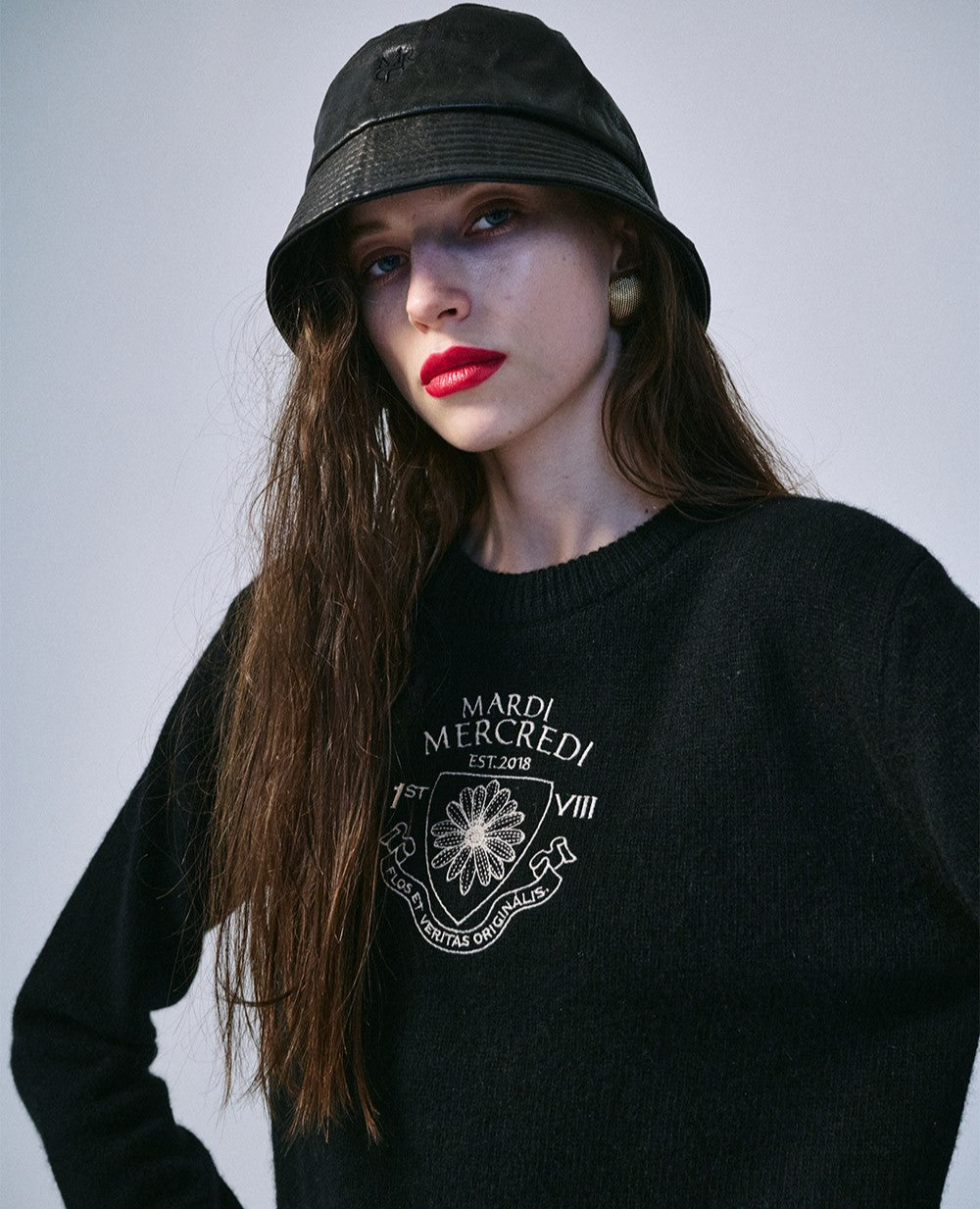 Mardi Mercredi โข Cashmere Cropped Pullover Alumni Small Emblem (Black Beige)