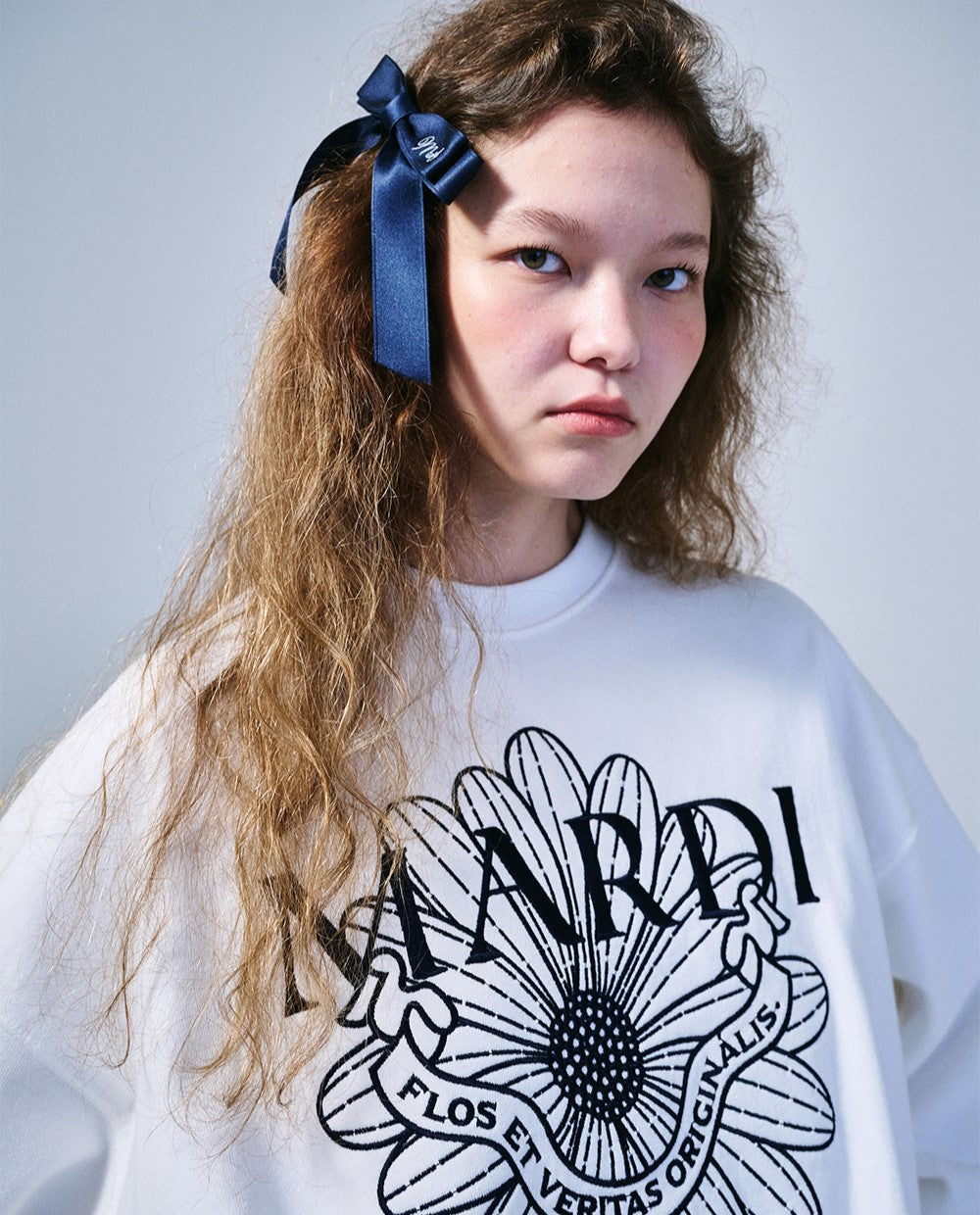 Mardi Mercredi โข Sweatshirt FlowerMardi Alumni Needlework (White Navy)