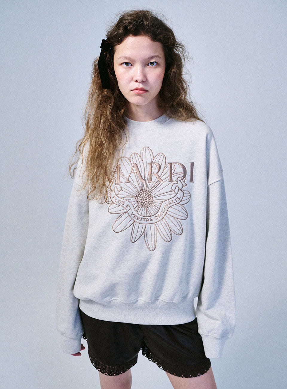 Mardi Mercredi โข Sweatshirt FlowerMardi Alumni Needlework (Oatmeal Taupe)