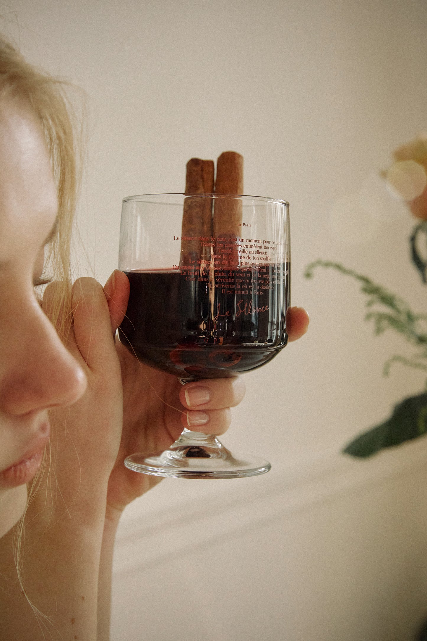 Hotel 827 Midnight Wine Glass (Sienna)